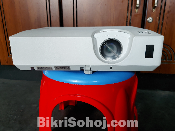 Hitachi 3041 projector